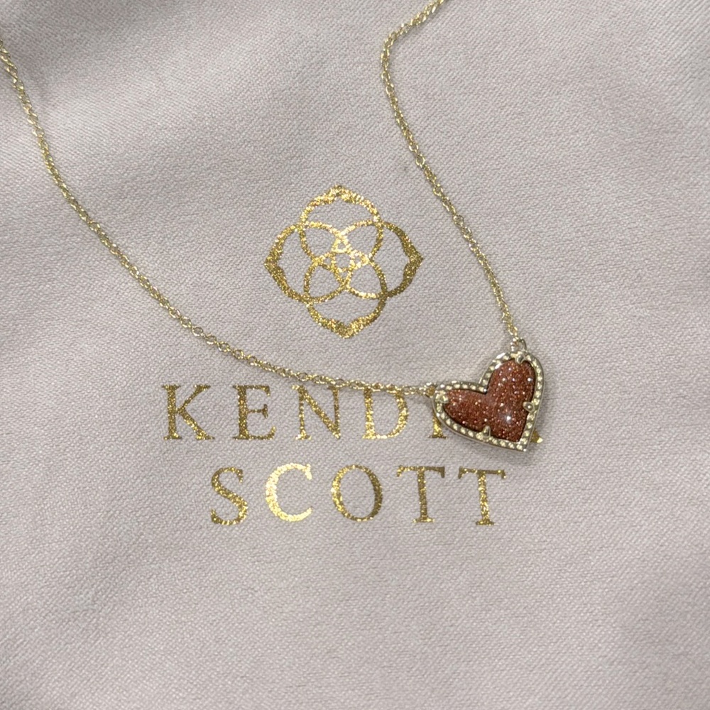 NWOT Kendra Scott Ari heart necklace in Goldstone